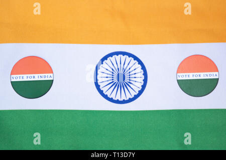 Konzept der indische Wahlkommission, Aufkleber Abstimmung für bessere Indien auf der indischen Flagge. Stockfoto