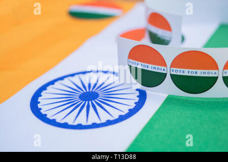 Konzept der indische Wahlkommission, Aufkleber Abstimmung für bessere Indien auf der indischen Flagge. Stockfoto