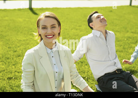 Gerne schöne Mädchen, Lächeln, wenn das Gefühl gut Stockfoto