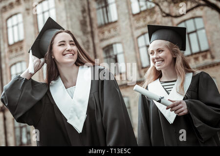 Freut mich ziemlich Studenten tragen schwarze Graduierung einheitliche Stockfoto