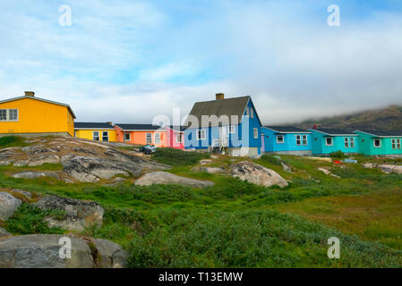 Hell gestrichenen Häusern, Qeqertarsuaq, Grönland Stockfoto