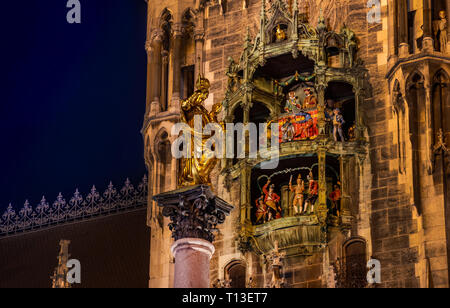 Marie statue Mariensäule in München bei Nacht mit dem berühmten Balkon Glockenspiel Stockfoto