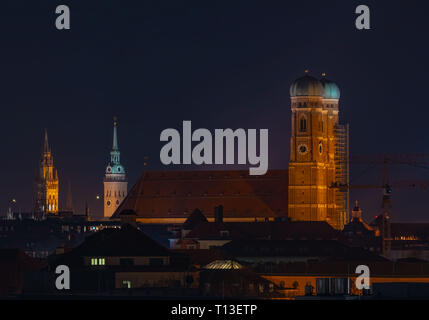 München bei Nacht mit der berühmten Kathedrale Türme der Kirche genannt Frauenkirche, Reisen Bayern Stockfoto