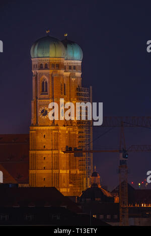 München bei Nacht mit der berühmten Kathedrale Türme der Kirche genannt Frauenkirche, Reisen Bayern Stockfoto