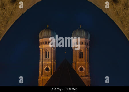 München bei Nacht mit der berühmten Kathedrale Türme der Kirche genannt Frauenkirche, Reisen Bayern Stockfoto