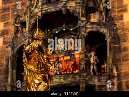 Marie statue Mariensäule in München bei Nacht mit dem berühmten Balkon Glockenspiel Stockfoto