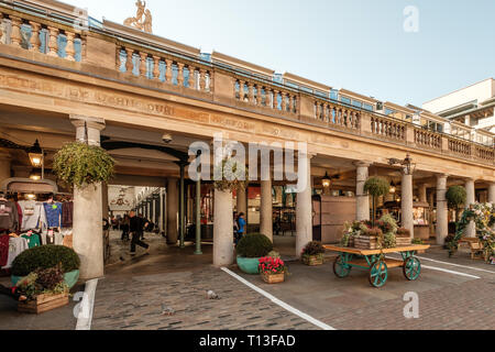 LONDON, UK, 25. Februar 2019: Covent Garden Market Hall Eingang Stockfoto