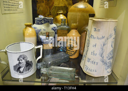 Lokale Flaschen, Töpferei und Keramik in Barnstaple Museum, Barnstaple, Devon, Großbritannien Stockfoto