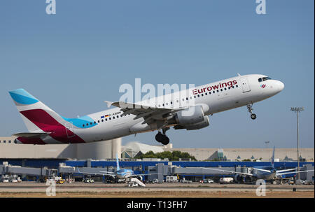 Eine Eurowings Firma Airliner vom Flughafen Palma de Mallorca, einem der mail Reiseziele für europäische Touristen im Sommer Stockfoto