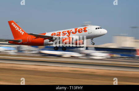 Eine Easyjet Firma Airliner weg vom Flughafen Palma de Mallorca, eine der wichtigsten Destinationen für europäische Touristen im Sommer Stockfoto