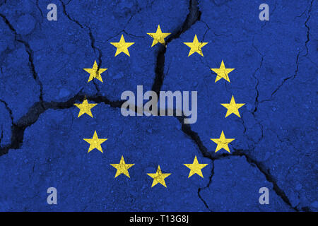 EU-Flagge auf dem Rissige Erde. Europa Fahne. Erdbeben oder Dürre Konzept. brexit Stockfoto