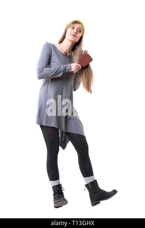 Junge entspannt stilvollen Hipster girl Bürsten langes Haar mit Holz Haarbürste. Voller Körper auf weißem Hintergrund. Stockfoto