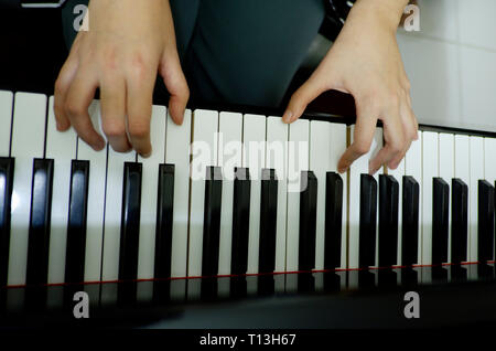 Close-up weibliche Hand spielen Grand Piano Stockfoto