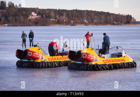 Zwei offene hovercraft der Schwedischen Sea Rescue Gesellschaft auf dem Eis des Sees Malaren, Sigtuna, Schweden, Skandinavien Stockfoto