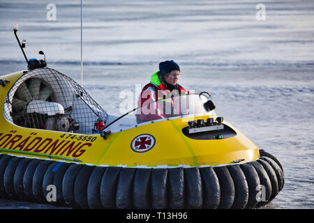 Weibliche Besatzungsmitglied auf einem offenen hovercraft der Schwedischen Sea Rescue Gesellschaft auf dem Eis des Sees Malaren, Sigtuna, Schweden, Skandinavien Stockfoto