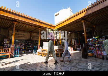 DUBAI, VEREINIGTE ARABISCHE EMIRATE - MÄRZ 2019: Maenner in Gold Souq Markt am Morgen Stockfoto