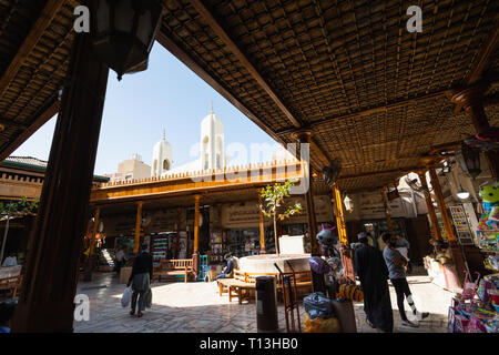 DUBAI, VEREINIGTE ARABISCHE EMIRATE - MÄRZ 2019: Maenner in Gold Souq Markt am Morgen Stockfoto