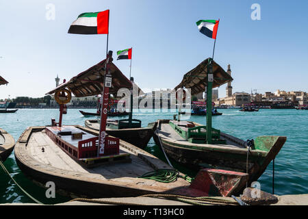 DUBAI, VEREINIGTE ARABISCHE EMIRATE - MÄRZ 2019: traditionelle hölzerne Wassertaxi Boote in Dubai Creek. Stockfoto