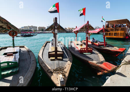 DUBAI, VEREINIGTE ARABISCHE EMIRATE - MÄRZ 2019: traditionelle hölzerne Wassertaxi Boote in Dubai Creek. Stockfoto