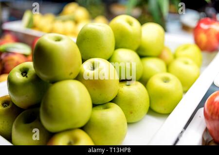 Nahaufnahme von organischen frisch und reif Golden Delicious äpfel auf einem luxuriösen Alle Sie können Buffet in einem hotel gegessen. Stockfoto
