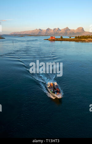 Erkunden Sie die vielen Inseln und Küste im Sommer Marine von Heroy und Alsta und die Sieben Schwestern Bergkette in Helgeland Nordland Norwegen Stockfoto