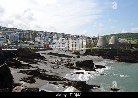 Anzeigen von Ilfracombe, mit dem Wahrzeichen Theater, lokal als Madonna's Bh auf der Promenade, Ilfracombe, Devon, UK Stockfoto