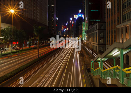 Leichte Spuren von Autos vorbei auf die Straße der Stadt in Hongkong, China Stockfoto