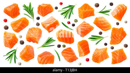 Lachs Scheiben auf weißem Hintergrund mit Freistellungspfad isoliert, Würfel, der rote Fisch mit Rosmarin und Pfefferkörner, Zutat für Sushi oder Salat Stockfoto
