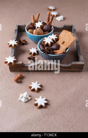 Weihnachten Plätzchen, Nüsse und Gewürze Stockfoto