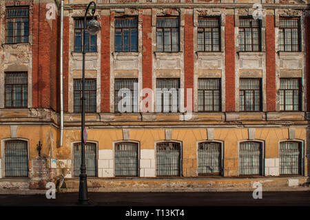 Viele gleiche Fenster der Fabrik Stockfoto
