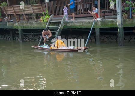 Amphawa, Thailand. Oktober 25, 2015. Mönch empfangen morgen Alms in Amphawa aus einem Anbeter. Stockfoto