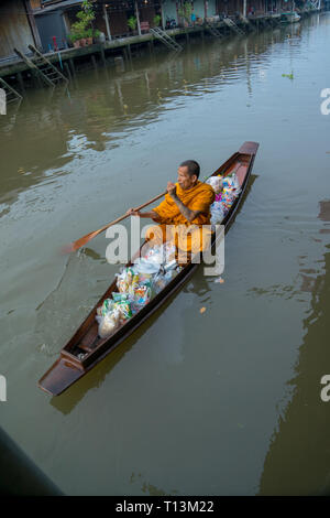 Amphawa, Thailand. Oktober 25, 2015. Mönch sammeln morgen Alms in Amphawa. Stockfoto