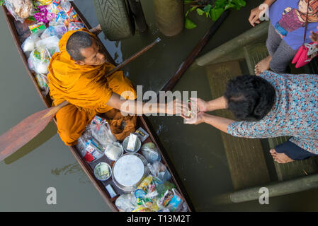 Amphawa, Thailand. Oktober 25, 2015. Mönch empfangen morgen Alms in Amphawa aus einem Anbeter. Stockfoto