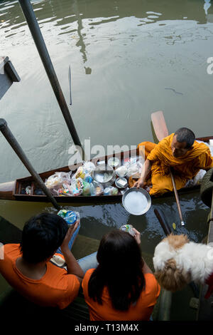 Amphawa, Thailand. Oktober 25, 2015. Mönch empfangen morgen Alms in Amphawa aus einem Anbeter. Stockfoto