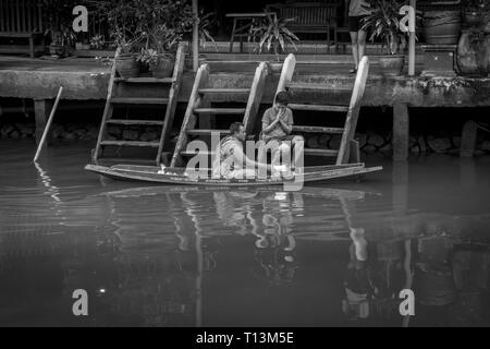 Amphawa, Thailand. Oktober 25, 2015. Mönch empfangen morgen Alms in Amphawa aus einem Anbeter. Stockfoto