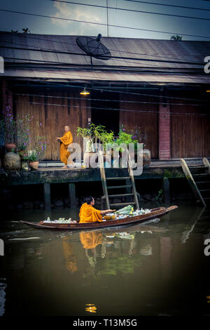 Amphawa, Thailand. Oktober 25, 2015. Mönch sammeln morgen Alms in Amphawa. Stockfoto