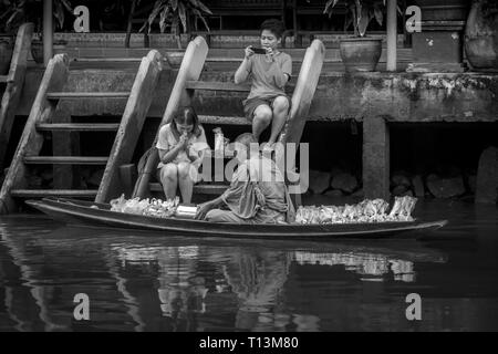 Amphawa, Thailand. Oktober 25, 2015. Mönch empfangen morgen Alms in Amphawa aus einem Anbeter. Stockfoto