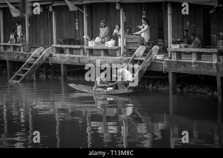 Amphawa, Thailand. Oktober 25, 2015. Mönch empfangen morgen Alms in Amphawa aus einem Anbeter. Stockfoto