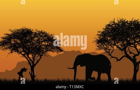 Realistische Abbildung: die Silhouette eines Mannes Fotograf und Elefanten in einer afrikanischen Safari mit Bäumen, Berge, die unter einer orange sky-Vektor Stock Vektor