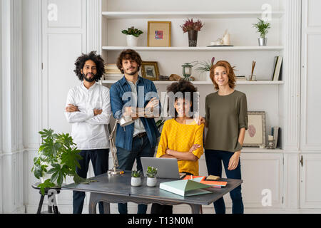 Gruppe von Kreativen stnading in Ihrem neuen Büro Stockfoto