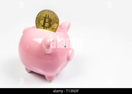 Putting bitcoin Bank, neue virtuelle elektronische und digitale Geld zu Piggy, hodl Anlagekonzept Stockfoto