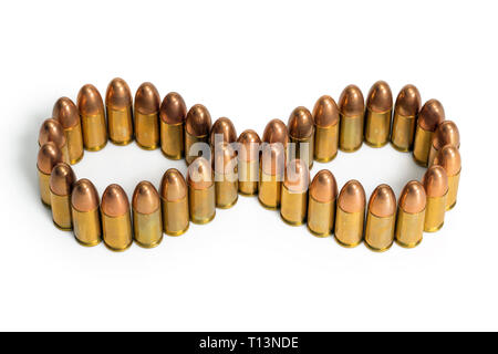 Unendlichkeitszeichen aus 9-mm-Pistole Kugeln auf weißem Hintergrund. Stockfoto