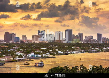 Fort Lauderdale, Florida, USA die Skyline und den Fluss in der Dämmerung. Stockfoto