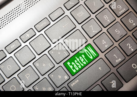 Grüne computer Taste mit der Aufschrift Ostern auf für das Konzept der Beginn der Osterferien Stockfoto