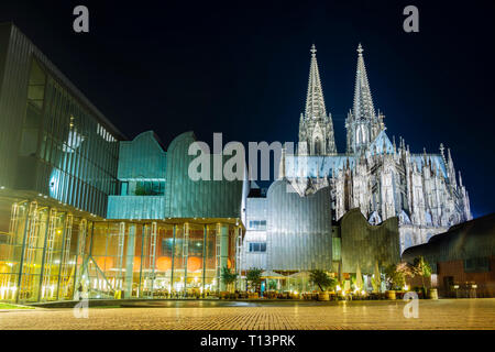 Deutschland, Köln, Blick auf die beleuchtete Museum Ludwig und Kölner Dom bei Nacht Stockfoto