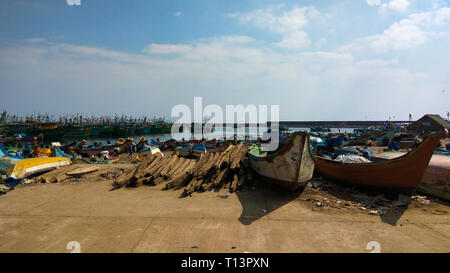 ROYAPURAM, Tamil Nadu, Indien - Januar 01, 2019: indische Fischerboote mit Männern am Kasimedu Fischerhafen von Royapuram Bereich in Chennai. Stockfoto