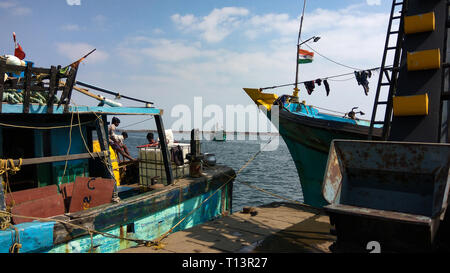 ROYAPURAM, Tamil Nadu, Indien - Januar 01, 2019: indische Fischerboote mit Männern am Kasimedu Fischerhafen von Royapuram Bereich in Chennai. Stockfoto