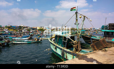 ROYAPURAM, Tamil Nadu, Indien - Januar 01, 2019: indische Fischerboote mit Männern am Kasimedu Fischerhafen von Royapuram Bereich in Chennai. Stockfoto