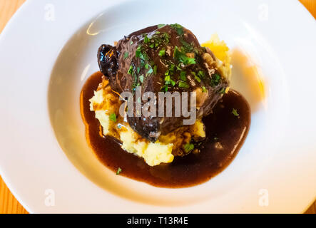 Rinderschmorbraten mit Kartoffelpüree und eine dunkle Soße Stockfoto