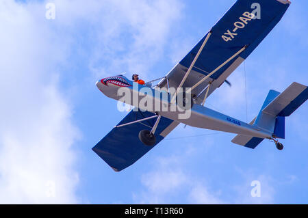 Totes Meer, Israel - April 06, 2012: Ein kleines Flugzeug fliegt über der Küste des Toten Meeres. Stockfoto